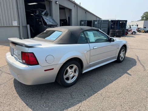 Used 2004 Ford Mustang Convertible RWD image 3