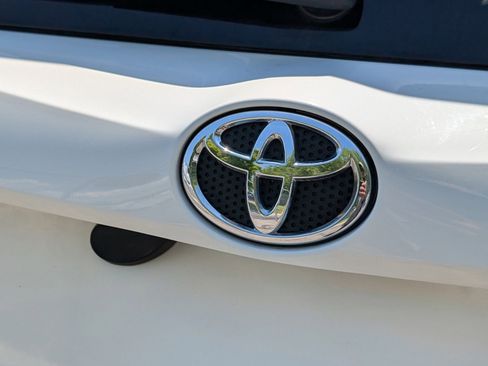 Used 2018 Toyota RAV4 LE AWD/4WD image 13