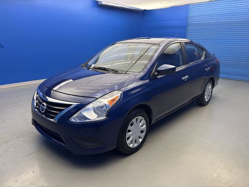 Used 2018 Nissan Versa SV FWD image 4