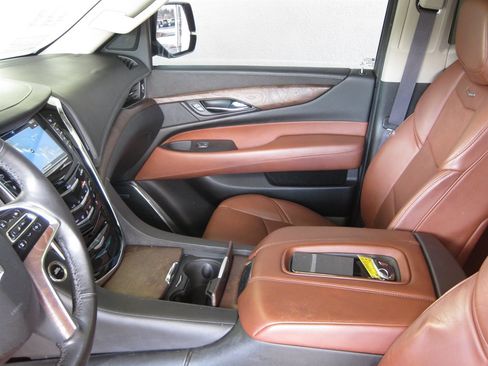 Used 2016 Cadillac Escalade Luxury image 23