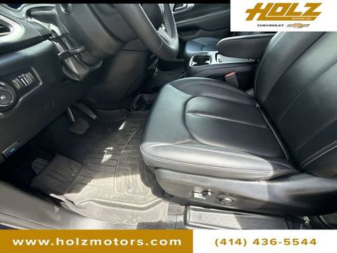 Used 2024 Chrysler Pacifica Touring-L w/ S Appearance Package FWD image 34