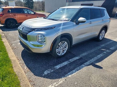 Used 2024 Mitsubishi Outlander ES image 3