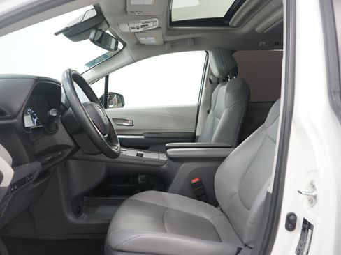 Used 2021 Toyota Sienna XLE w/ XLE Plus Package image 25