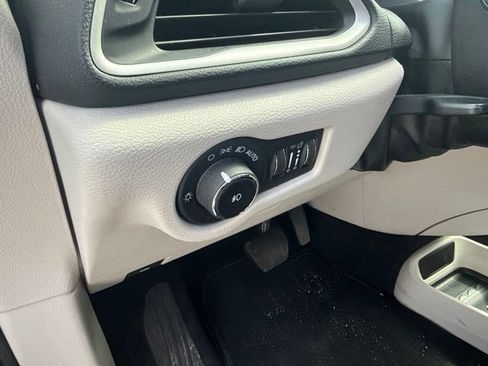 Used 2022 Chrysler Pacifica Touring-L FWD image 22