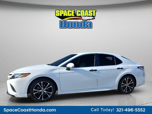 Used 2020 Toyota Camry SE w/ Convenience Package FWD image 9