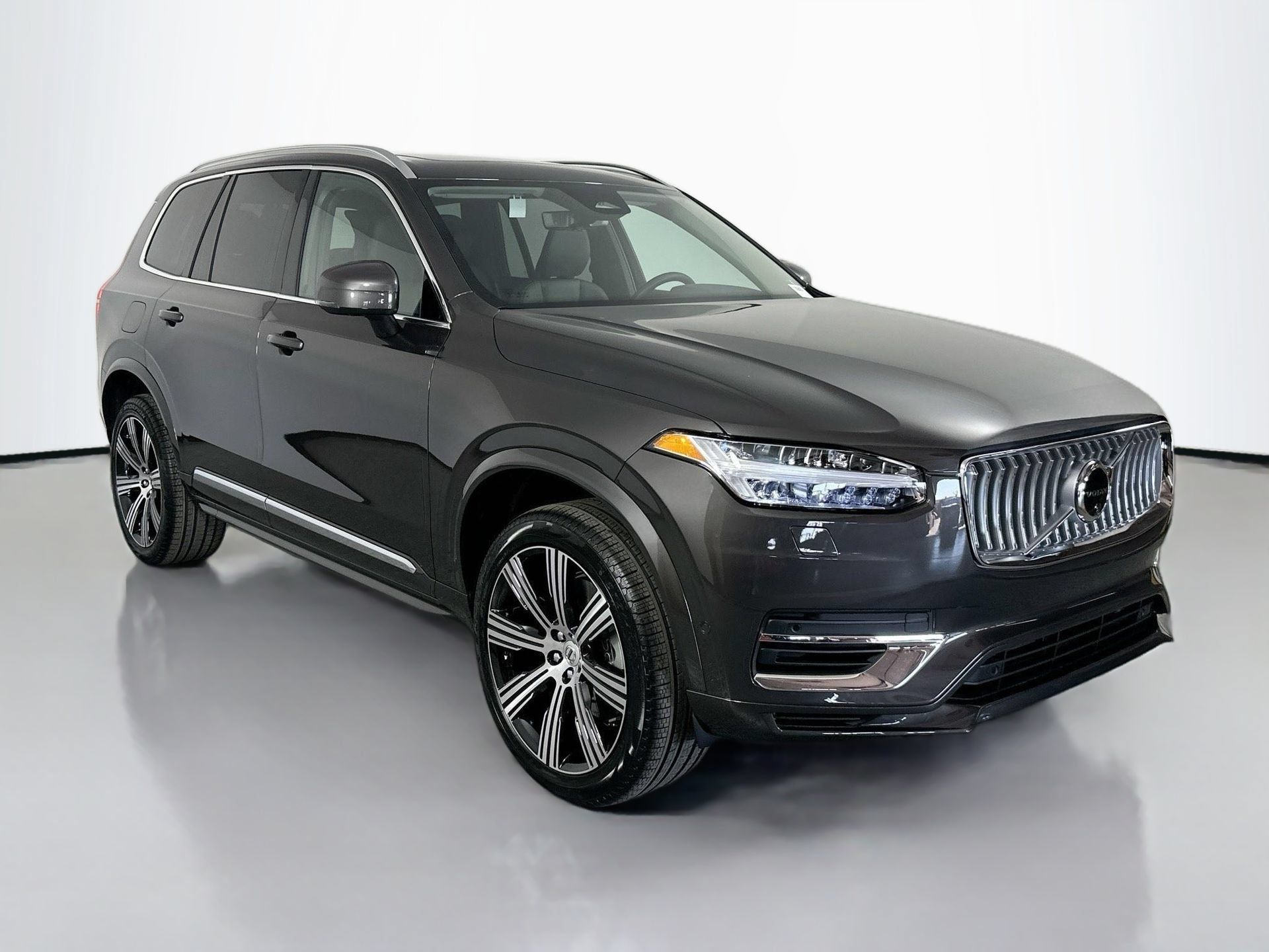 Certified 2025 Volvo XC90 T8 Plus w/ Protection Package Premier AWD/4WD image 3