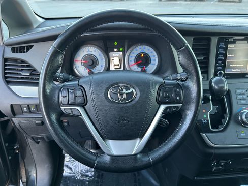 Certified 2020 Toyota Sienna SE image 12
