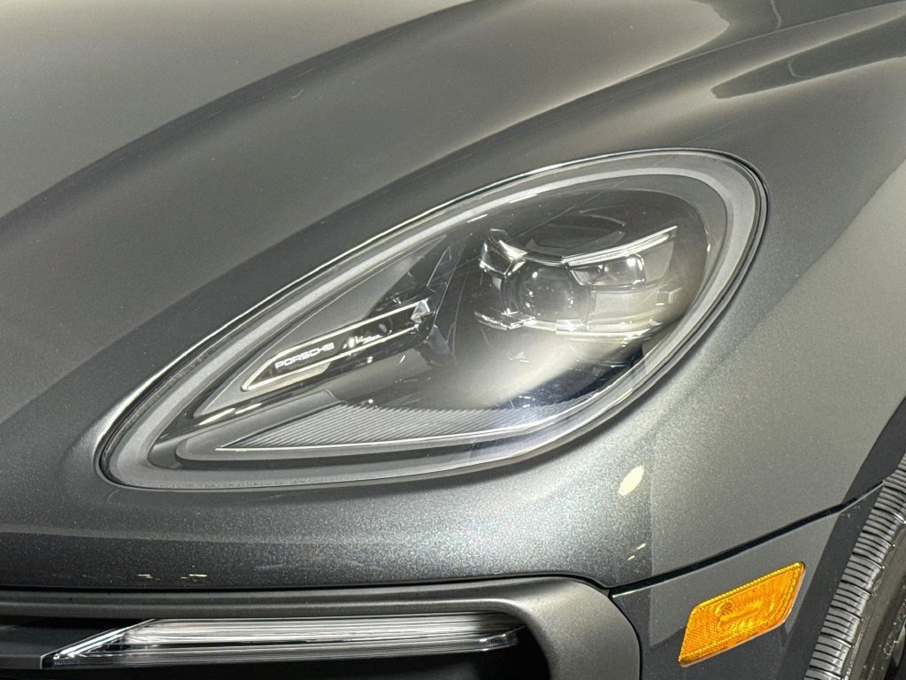 Certified 2025 Porsche Macan AWD/4WD image 27