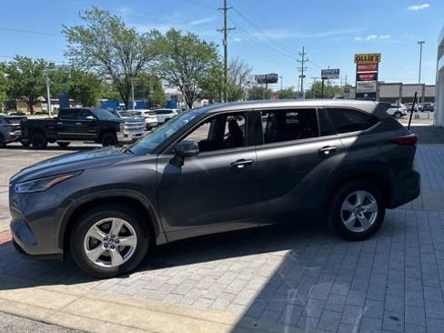 Used 2021 Toyota Highlander LE FWD image 11