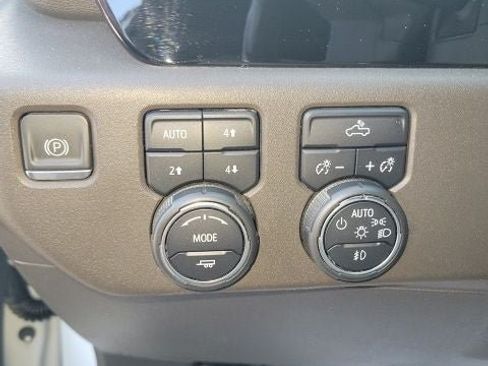 Used 2022 Chevrolet Silverado 1500 LT Trail Boss w/ Convenience Package II AWD/4WD image 17