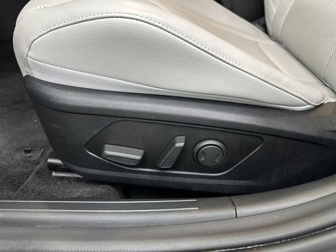 Used 2025 Hyundai Elantra Limited FWD image 10