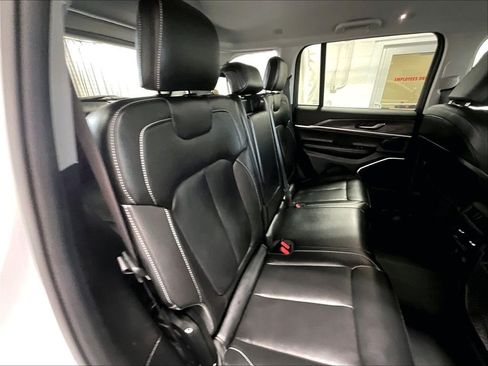 Used 2022 Jeep Grand Cherokee Limited AWD/4WD image 16