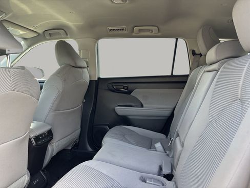 Used 2023 Toyota Highlander LE image 12