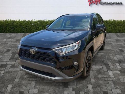 Used 2020 Toyota RAV4 XLE FWD image 5