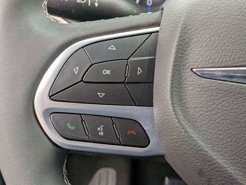 Used 2025 Chrysler Pacifica Select image 20