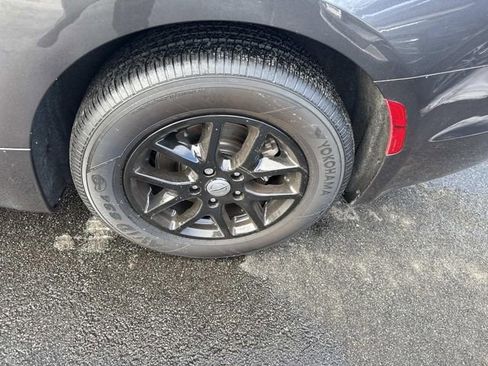 Used 2021 Chrysler Pacifica Touring image 6