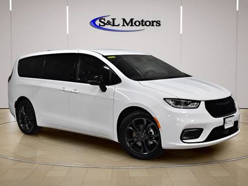 New 2026 Chrysler Pacifica Select FWD image 8