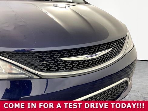 Used 2018 Chrysler Pacifica Touring-L FWD image 30