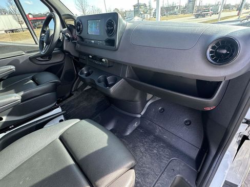 Used 2022 Mercedes-Benz Sprinter 2500 image 14