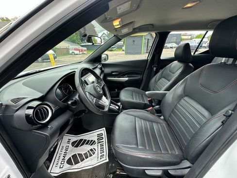 Used 2019 Nissan Kicks SR w/ SR Premium Package FWD image 12