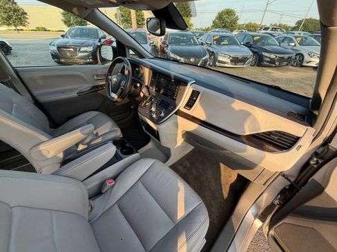 Used 2018 Toyota Sienna XLE FWD image 24