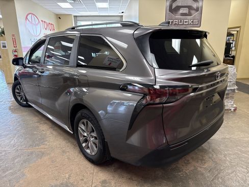 Used 2023 Toyota Sienna LE FWD image 22