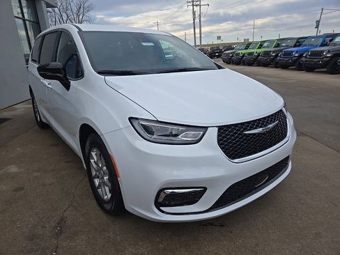 New 2026 Chrysler Pacifica Select image 15