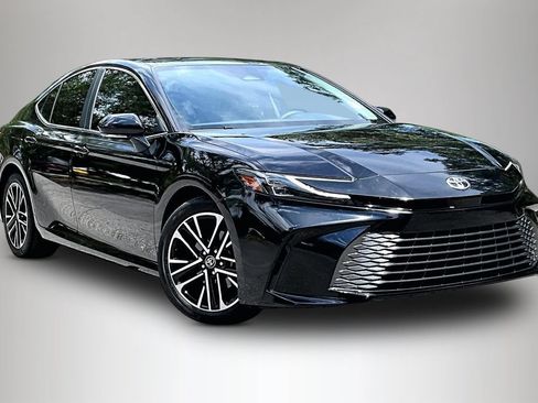 Used 2025 Toyota Camry XLE FWD image 2