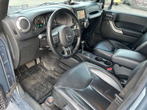 Used 2017 Jeep Wrangler Unlimited Sahara w/ Connectivity Group AWD/4WD image 17