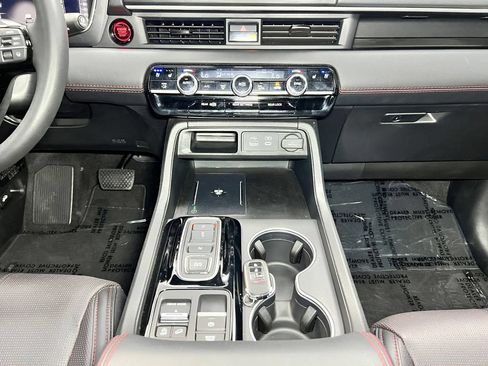 Used 2025 Honda Pilot Black Edition image 17