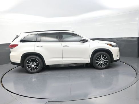 Used 2018 Toyota Highlander SE AWD/4WD image 14