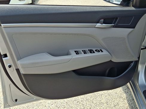 Used 2020 Hyundai Elantra SE FWD image 14