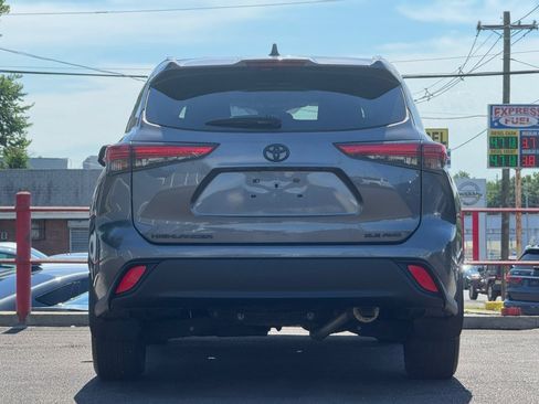 Used 2021 Toyota Highlander XLE AWD/4WD image 6