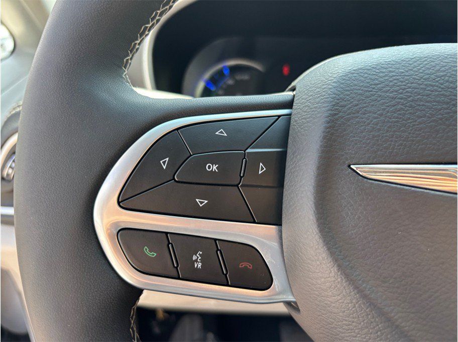 Used 2024 Chrysler Pacifica Limited FWD image 27