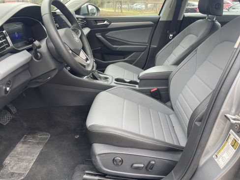 Used 2025 Volkswagen Jetta SE image 27