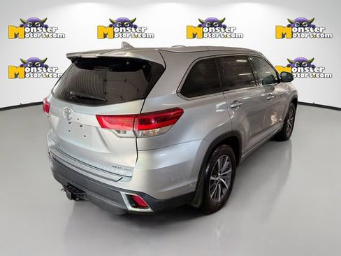 Used 2017 Toyota Highlander XLE AWD/4WD image 4