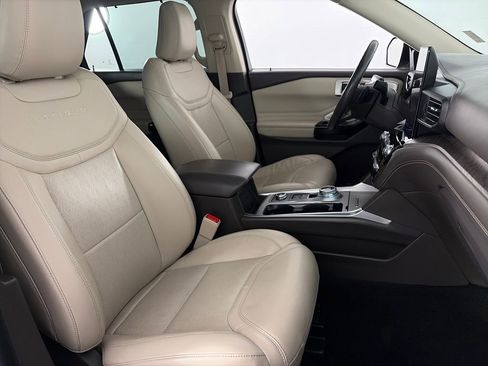 Certified 2021 Ford Explorer Platinum w/ Equipment Group 601A image 32