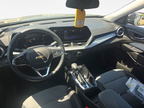 Used 2025 Chevrolet Trax LT w/ LT Convenience Package FWD image 4