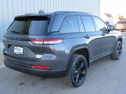 Used 2023 Jeep Grand Cherokee Altitude image 3