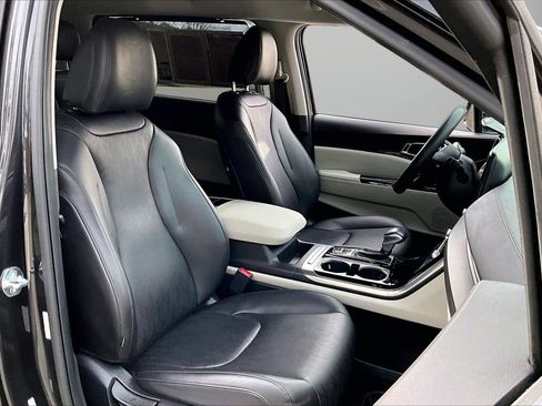 Used 2024 Kia Carnival EX image 23