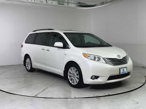 Used 2017 Toyota Sienna XLE image 8