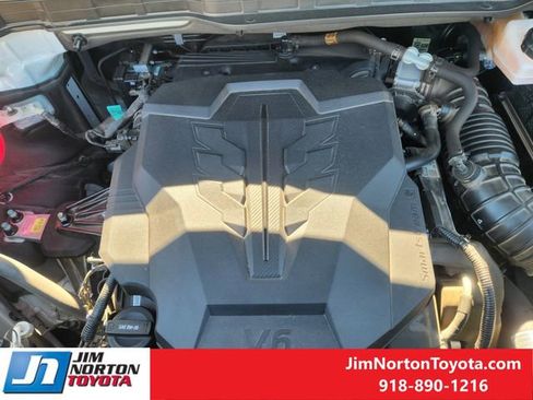 Used 2025 Kia Carnival EX image 33