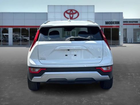 Used 2023 Kia Niro EX image 6