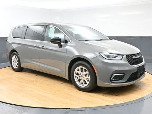 Used 2025 Chrysler Pacifica Select FWD image 3
