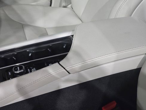 Used 2017 Volvo XC90 T6 Momentum w/ Vision Package image 30