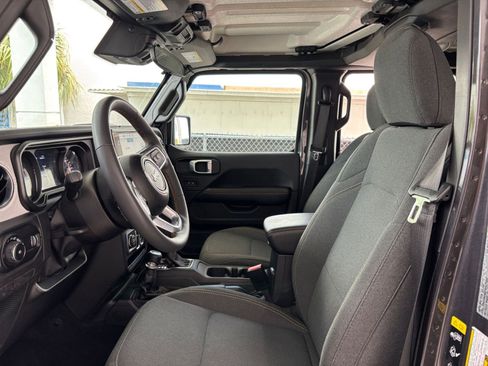 Used 2025 Jeep Wrangler Unlimited Sahara AWD/4WD image 27