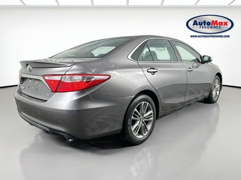 Used 2015 Toyota Camry SE w/ Moonroof Package FWD image 2
