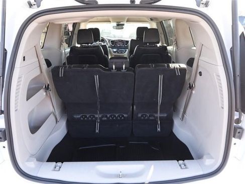 Used 2024 Chrysler Pacifica Touring-L image 7