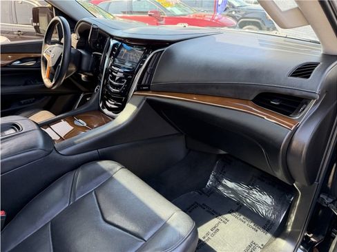 Used 2017 Cadillac Escalade Premium Luxury RWD image 34