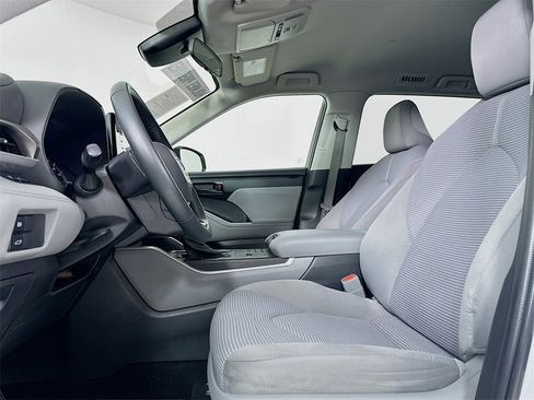 Used 2022 Toyota Highlander LE image 9